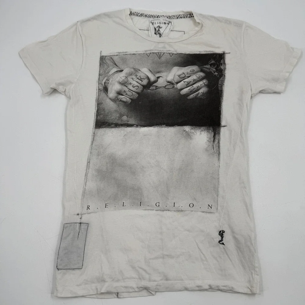 Religion Graphic Print T Shirt Mens Small Beige Tattoo Hand‎ Chain Portugal